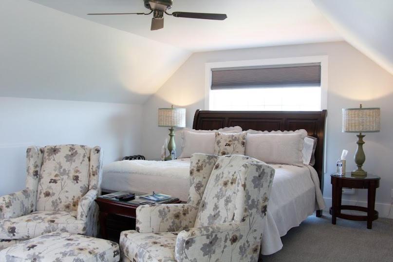 Anchorage Inn B&B Купвил Екстериор снимка