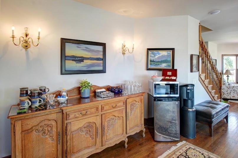 Anchorage Inn B&B Купвил Екстериор снимка