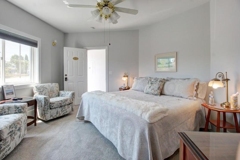 Anchorage Inn B&B Купвил Екстериор снимка